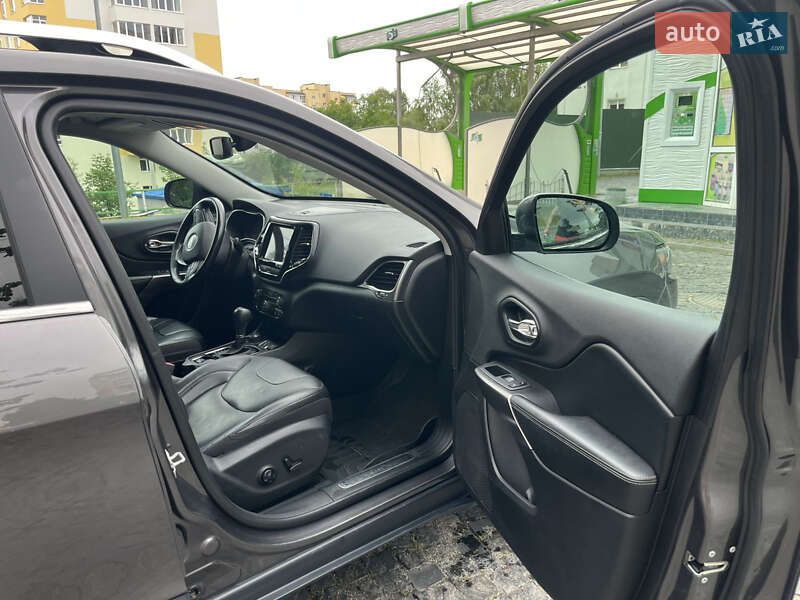 Внедорожник / Кроссовер Jeep Cherokee 2019 в Хмельницком