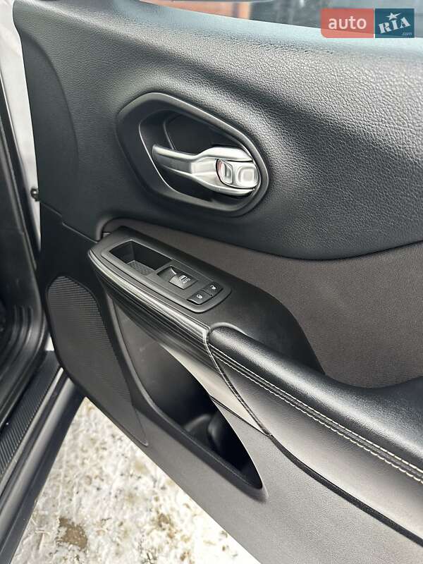 Позашляховик / Кросовер Jeep Cherokee 2014 в Сумах