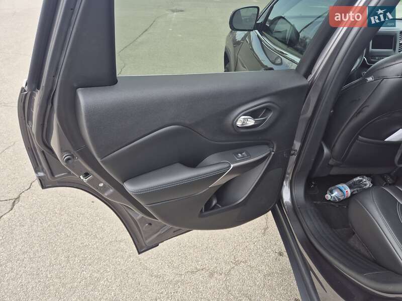 Внедорожник / Кроссовер Jeep Cherokee 2019 в Киеве