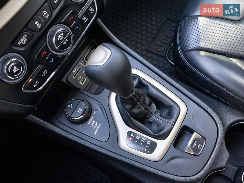 Внедорожник / Кроссовер Jeep Cherokee 2015 в Одессе
