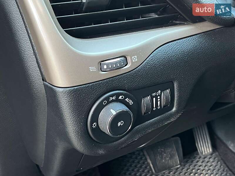 Внедорожник / Кроссовер Jeep Cherokee 2015 в Киеве