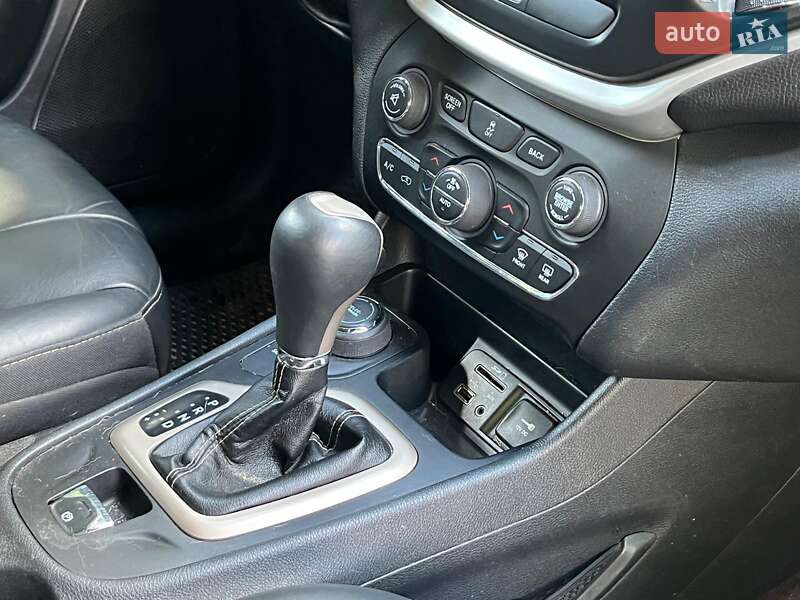 Внедорожник / Кроссовер Jeep Cherokee 2015 в Киеве