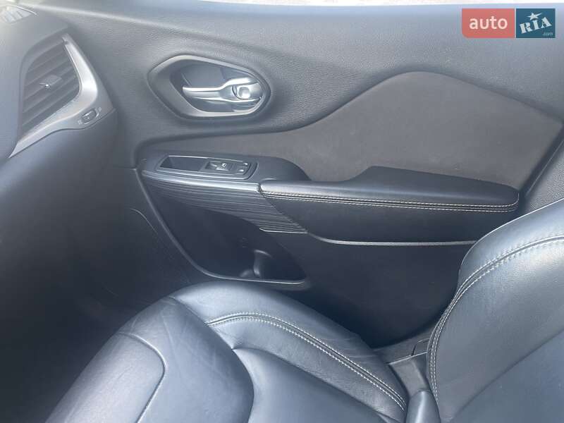 Позашляховик / Кросовер Jeep Cherokee 2015 в Тульчині