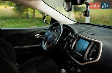 Внедорожник / Кроссовер Jeep Cherokee 2015 в 