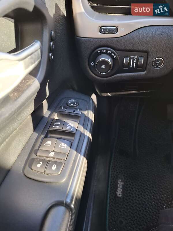 Внедорожник / Кроссовер Jeep Cherokee 2016 в Полтаве