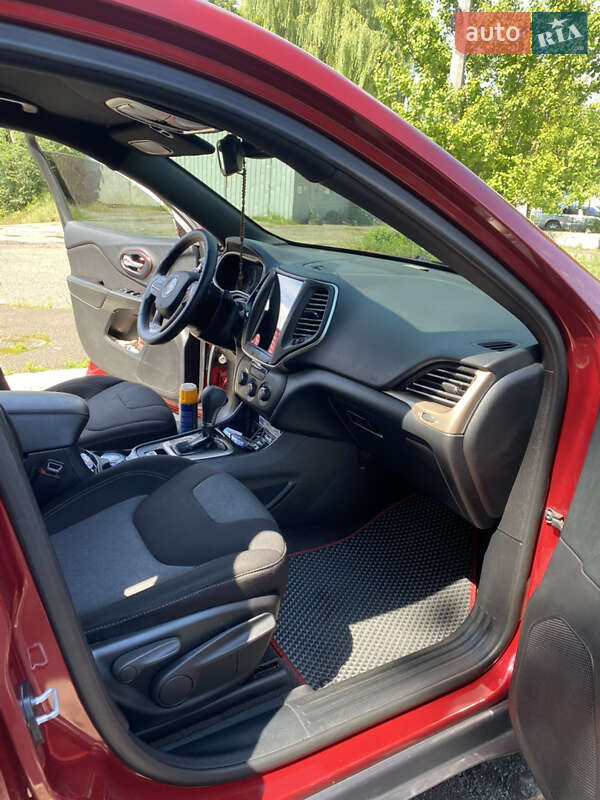 Внедорожник / Кроссовер Jeep Cherokee 2016 в Черновцах