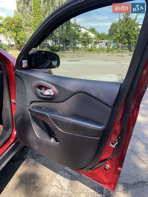 Внедорожник / Кроссовер Jeep Cherokee 2016 в Черновцах