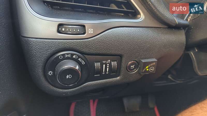 Внедорожник / Кроссовер Jeep Cherokee 2014 в Киеве