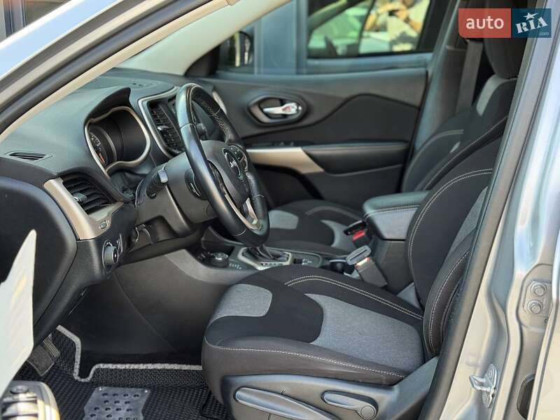 Внедорожник / Кроссовер Jeep Cherokee 2017 в Ровно