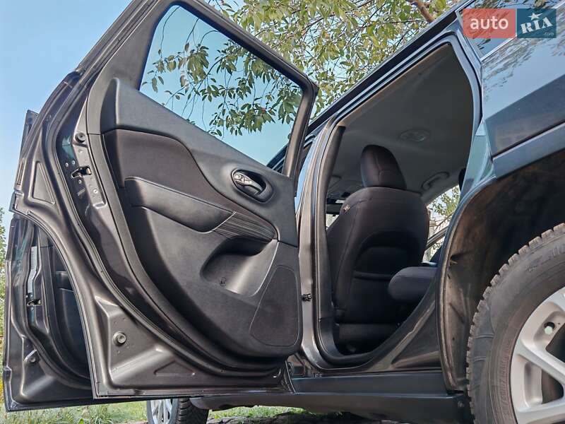Внедорожник / Кроссовер Jeep Cherokee 2015 в Прилуках