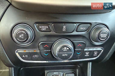 Внедорожник / Кроссовер Jeep Cherokee 2014 в 