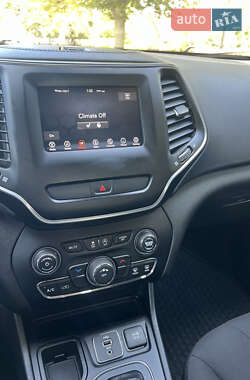 Внедорожник / Кроссовер Jeep Cherokee 2018 в 
