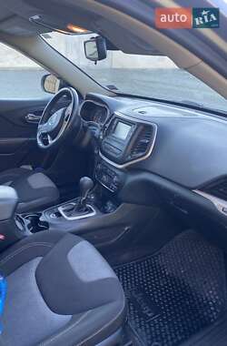Внедорожник / Кроссовер Jeep Cherokee 2015 в 