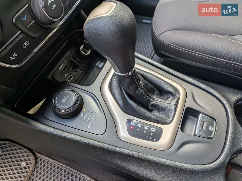 Внедорожник / Кроссовер Jeep Cherokee 2016 в Калуше