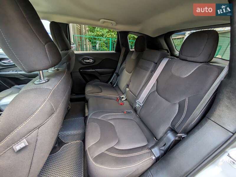 Внедорожник / Кроссовер Jeep Cherokee 2016 в Калуше