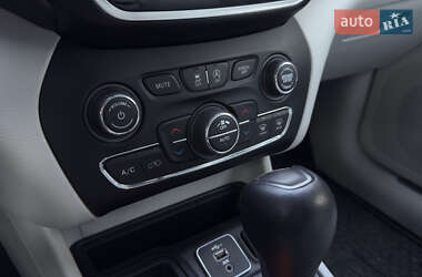 Внедорожник / Кроссовер Jeep Cherokee 2019 в 