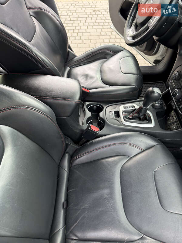 Позашляховик / Кросовер Jeep Cherokee 2015 в Новояворівську