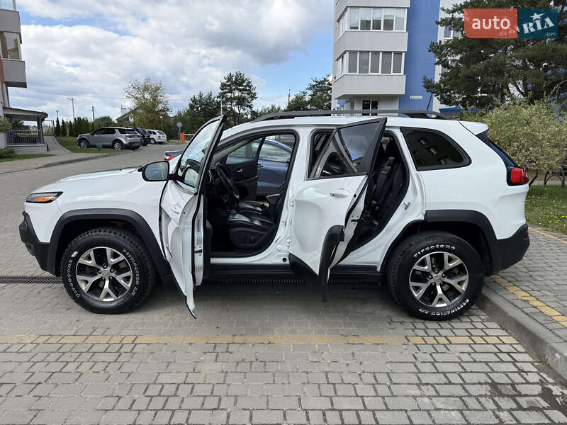 Позашляховик / Кросовер Jeep Cherokee 2015 в Новояворівську