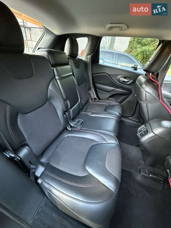 Внедорожник / Кроссовер Jeep Cherokee 2016 в Чернигове