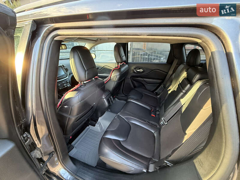 Внедорожник / Кроссовер Jeep Cherokee 2016 в Чернигове