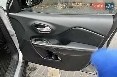 Внедорожник / Кроссовер Jeep Cherokee 2014 в 