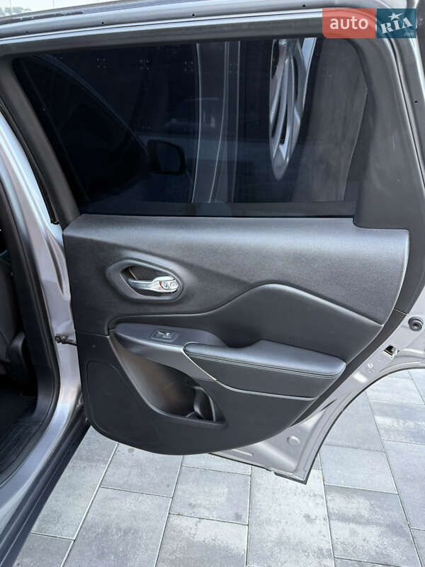Внедорожник / Кроссовер Jeep Cherokee 2020 в Киеве