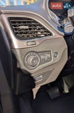 Внедорожник / Кроссовер Jeep Cherokee 2018 в 