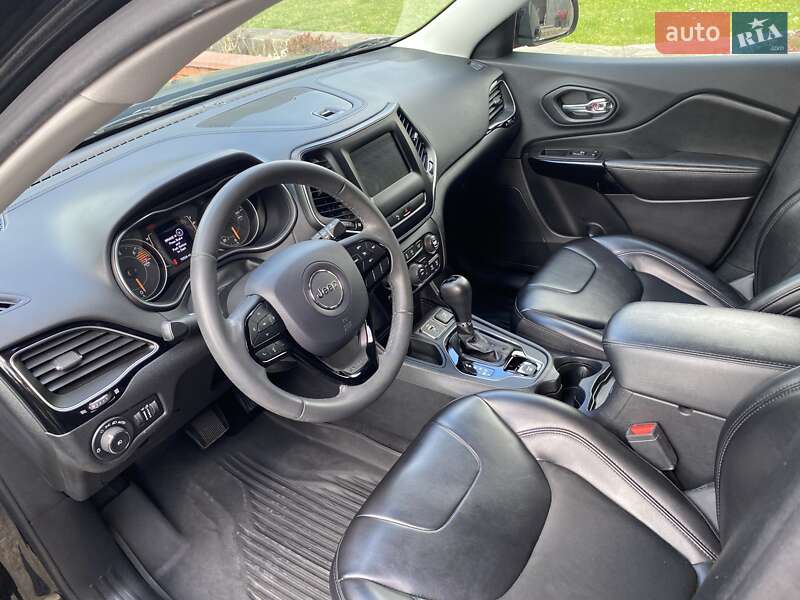 Внедорожник / Кроссовер Jeep Cherokee 2019 в Хмельницком