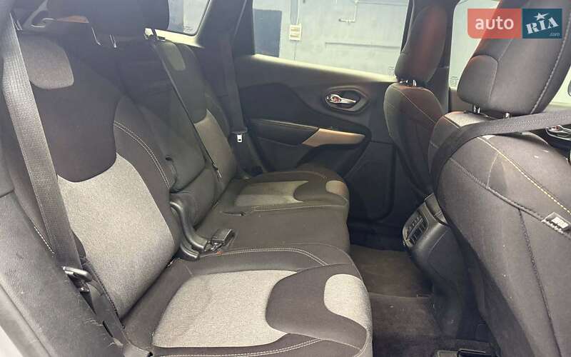 Внедорожник / Кроссовер Jeep Cherokee 2017 в Черновцах