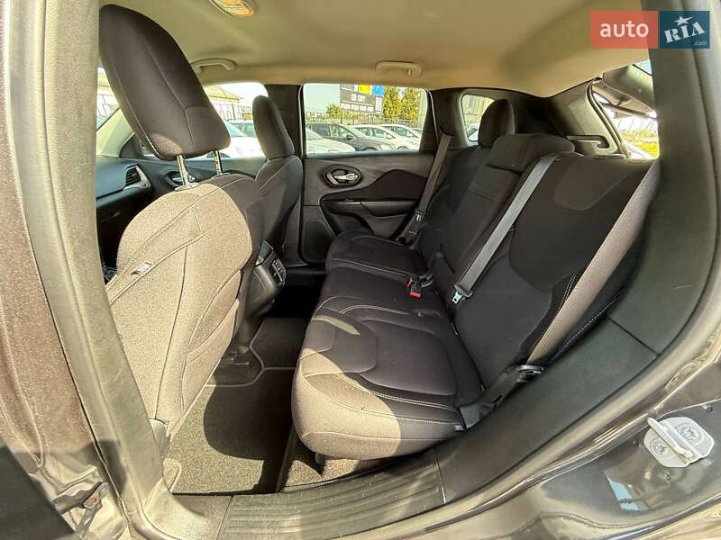 Внедорожник / Кроссовер Jeep Cherokee 2014 в Стрые