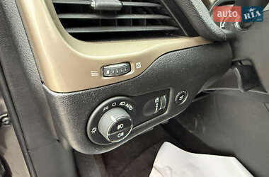 Внедорожник / Кроссовер Jeep Cherokee 2014 в 