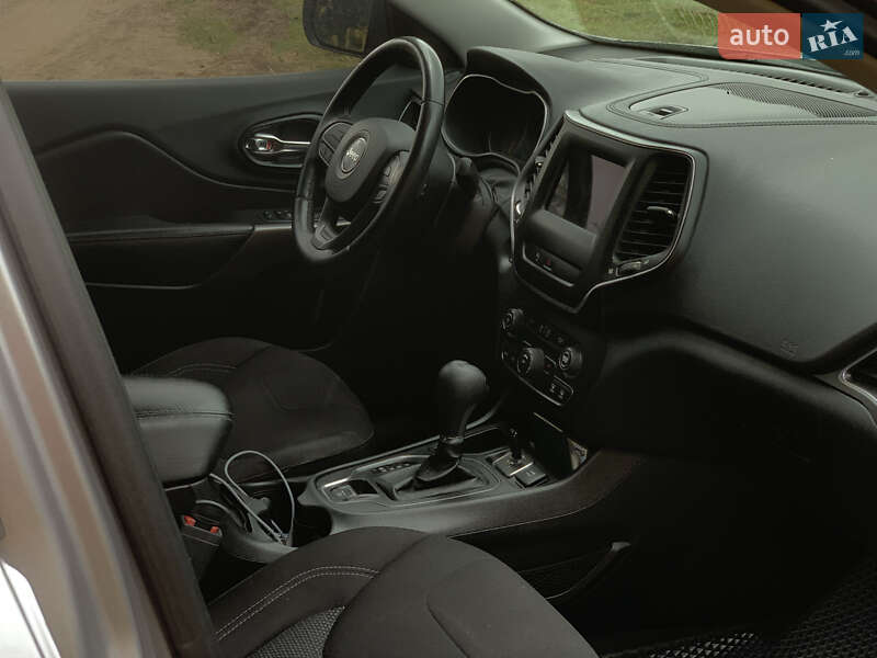 Позашляховик / Кросовер Jeep Cherokee 2019 в Сумах