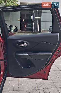 Внедорожник / Кроссовер Jeep Cherokee 2016 в 