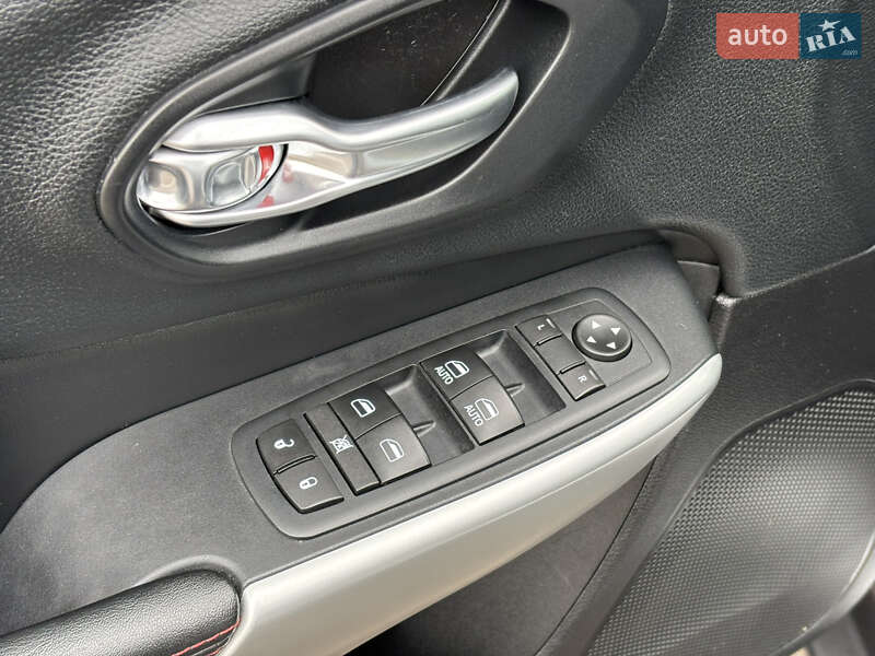 Внедорожник / Кроссовер Jeep Cherokee 2016 в Киеве