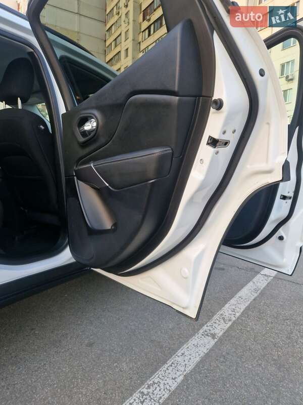 Внедорожник / Кроссовер Jeep Cherokee 2022 в Киеве