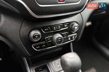 Внедорожник / Кроссовер Jeep Cherokee 2019 в 
