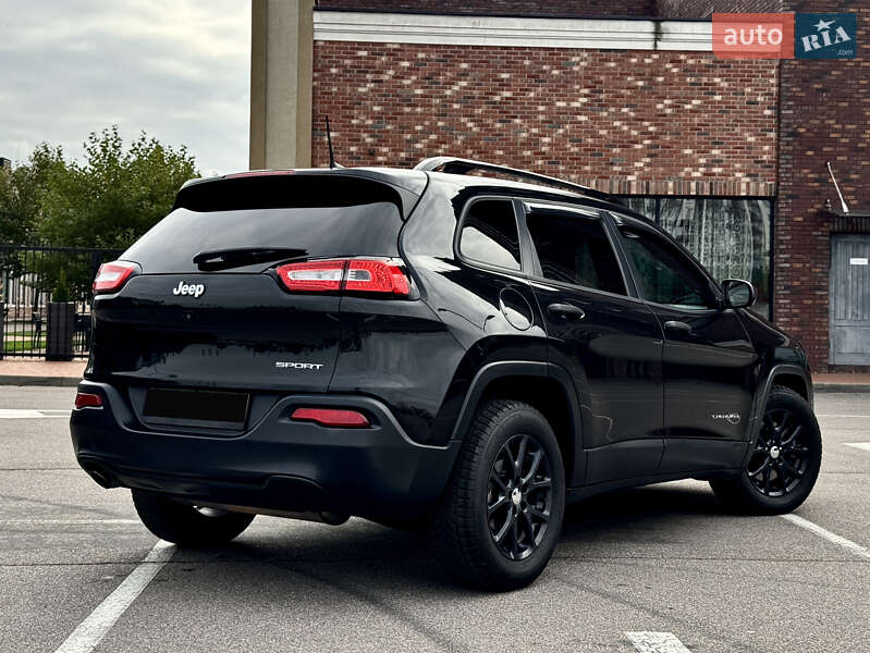 Внедорожник / Кроссовер Jeep Cherokee 2016 в Киеве