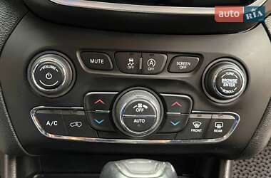 Позашляховик / Кросовер Jeep Cherokee 2019 в 