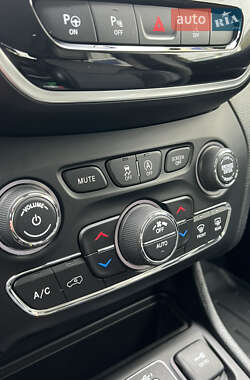 Внедорожник / Кроссовер Jeep Cherokee 2022 в 