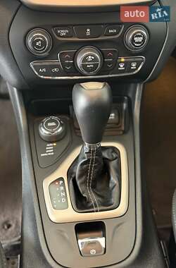 Позашляховик / Кросовер Jeep Cherokee 2015 в  фото 41 Позашляховик / Кросовер Jeep Cherokee 2015 в