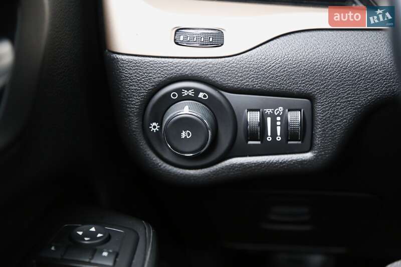 Внедорожник / Кроссовер Jeep Cherokee 2014 в Киеве