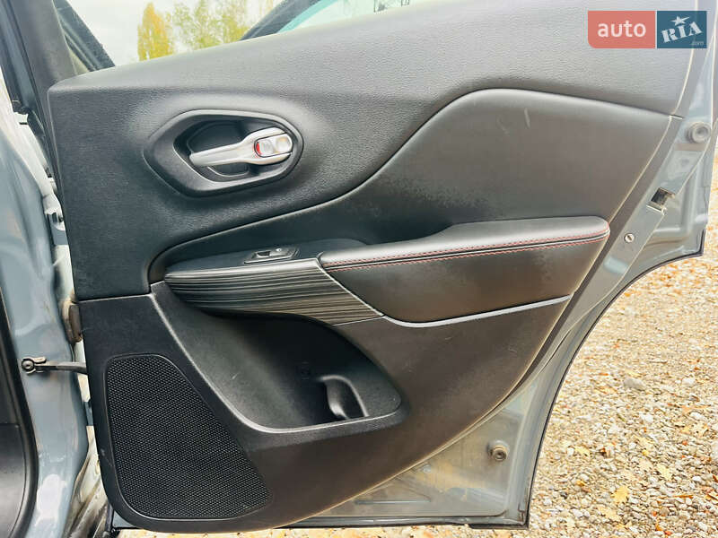 Внедорожник / Кроссовер Jeep Cherokee 2015 в Харькове