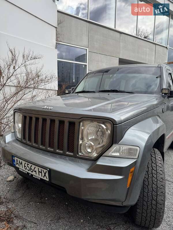 Внедорожник / Кроссовер Jeep Cherokee 2011 в Чернигове
