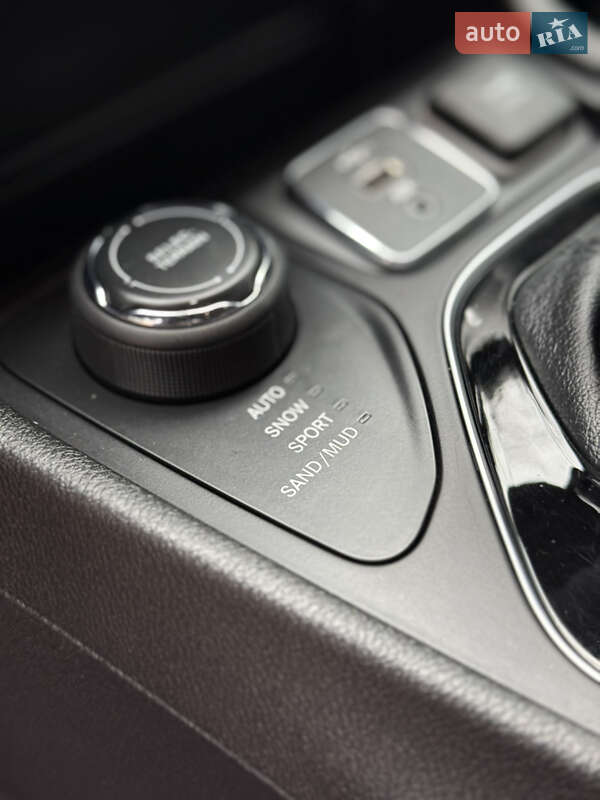 Внедорожник / Кроссовер Jeep Cherokee 2019 в Киеве