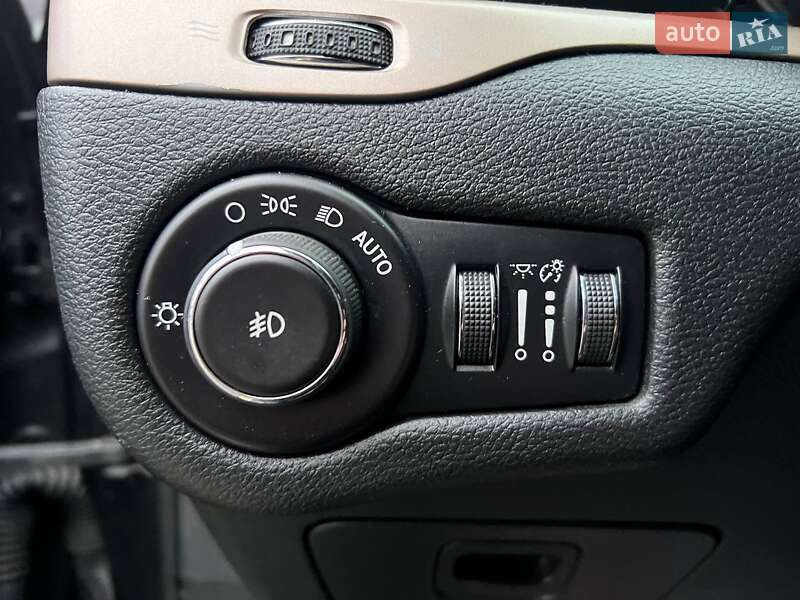 Внедорожник / Кроссовер Jeep Cherokee 2016 в Хмельницком