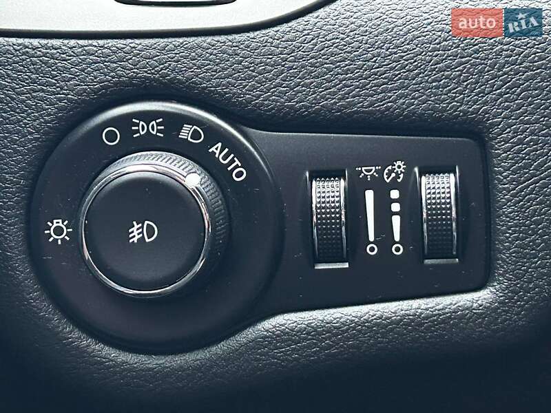 Позашляховик / Кросовер Jeep Cherokee 2015 в Києві