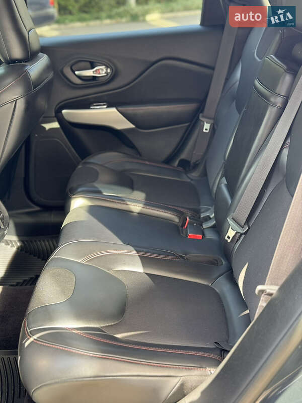 Внедорожник / Кроссовер Jeep Cherokee 2016 в Виннице