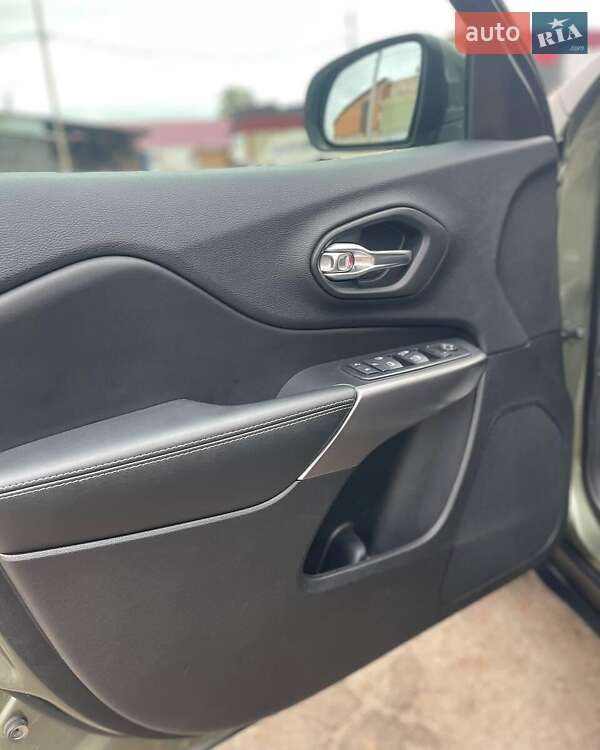 Внедорожник / Кроссовер Jeep Cherokee 2019 в Киеве