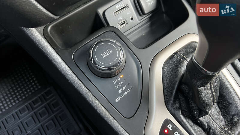 Внедорожник / Кроссовер Jeep Cherokee 2014 в Киеве