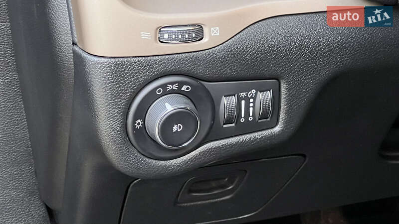 Внедорожник / Кроссовер Jeep Cherokee 2014 в Киеве